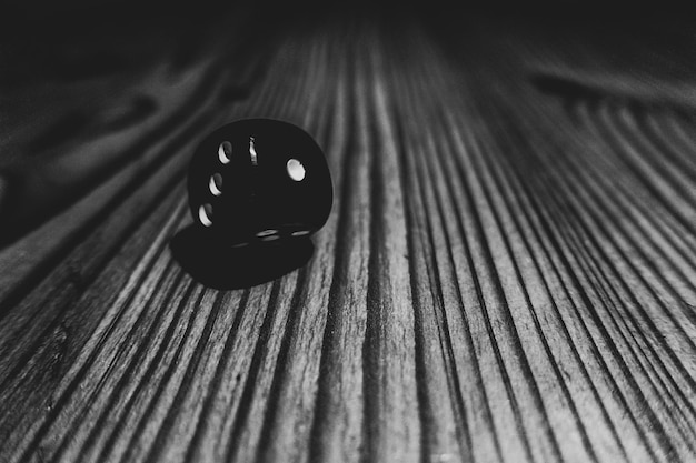 Photo close-up of dice on table