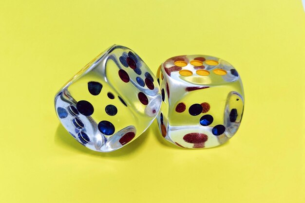 Photo close-up of dices against yellow background