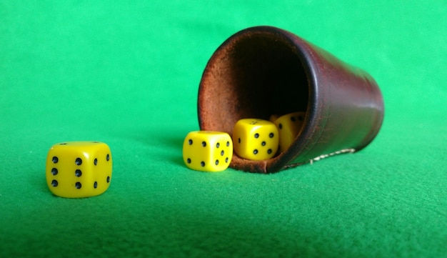 Photo close-up of dices on table