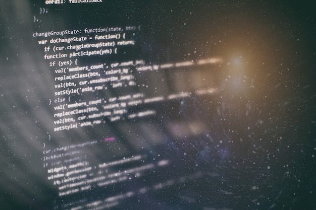 Close-up die programmeer- en coderingstechnologieën ontwikkelt. Ontwikkelaar die werkt aan codes van websites op kantoor.