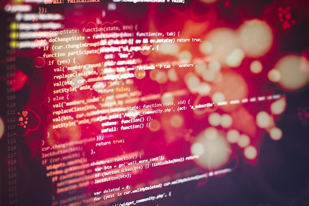 Close-up die programmeer- en coderingstechnologieën ontwikkelt. Ontwikkelaar die werkt aan codes van websites op kantoor.