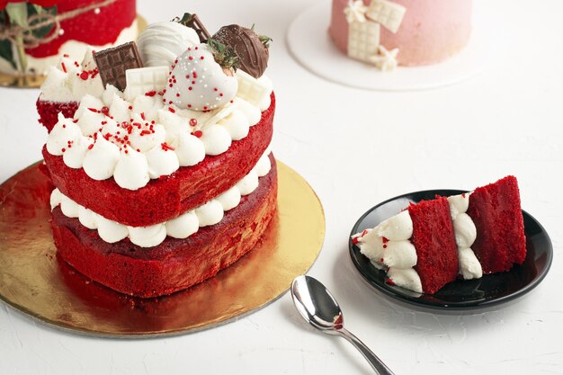 Close-up die van een rood fluweelcake met witte room is ontsproten