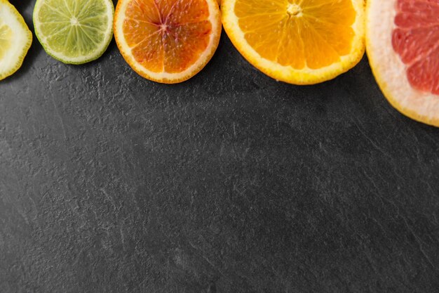 Photo close up of different citrus fruit slices