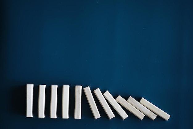 Close-up dik domino-houtblok op een rij, stop het vallen, wees stabiel in het concept van de crisisbedrijfsoplossing