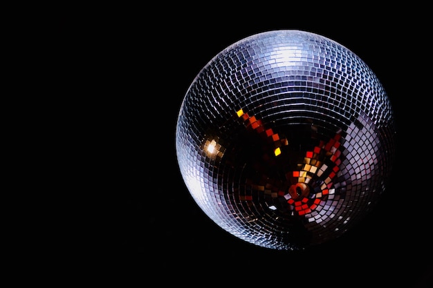 Foto close-up di una palla discoteca su sfondo nero