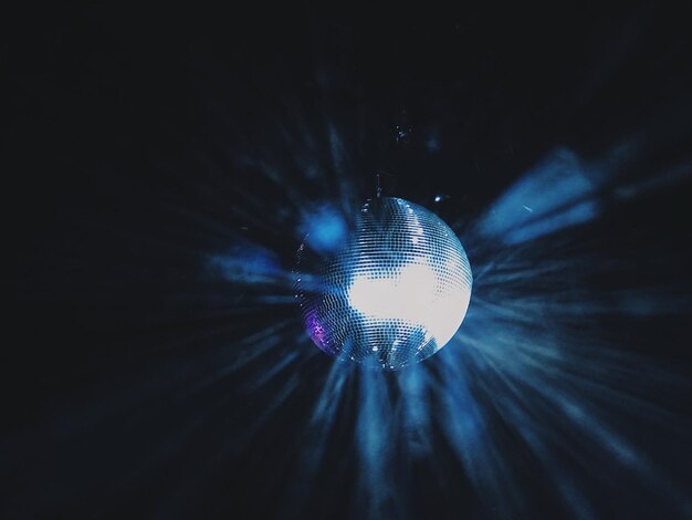 Photo close-up of disco ball in darkroom