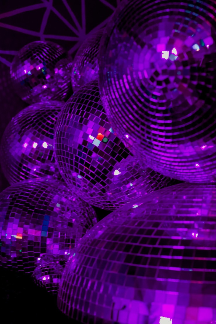 Photo close-up of disco ball with reflections of light at night