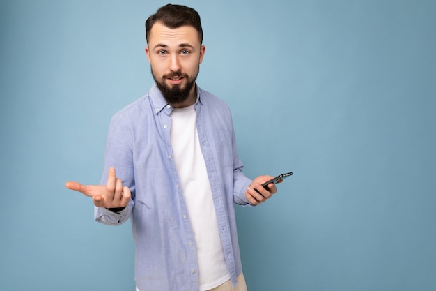 Chiuda in su dell'uomo con la barba lunga del giovane brunetta bello insoddisfatto