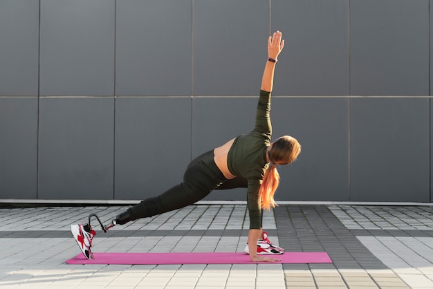 Foto primo piano sull'allenamento della donna sportiva sulla diversità