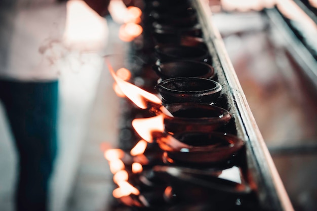 Foto close-up di diyas nel tempio