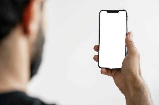 Photo close-up doctor browsing mobile phone