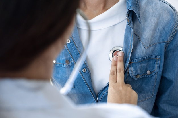 Foto close-up di medico che controlla i pazienti vitali in un ospedale