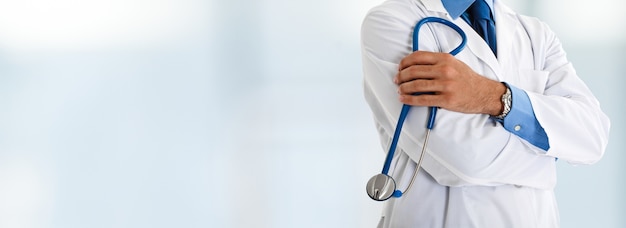 Photo close-up of a doctor in front of a bright background