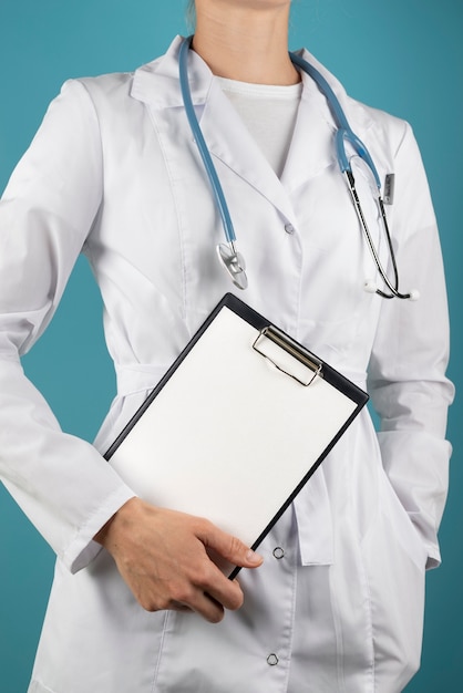 Photo close up doctor holding clipboard