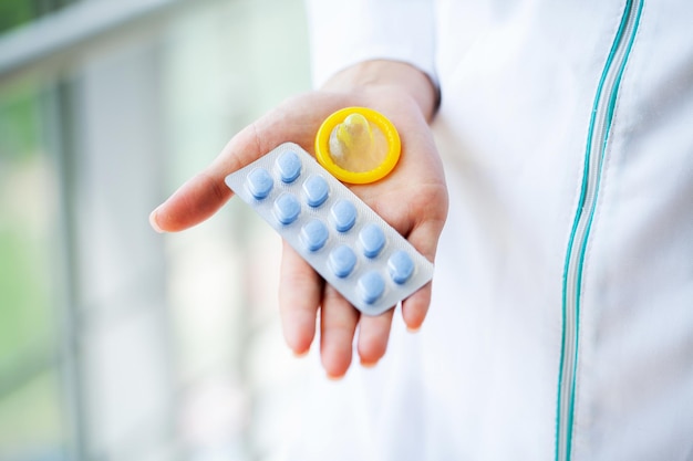 男性の健康のための錠剤を保持している医師のクローズ アップ