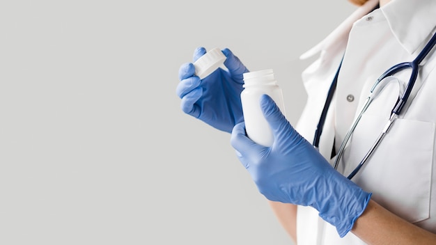 Photo close-up doctor holding small container