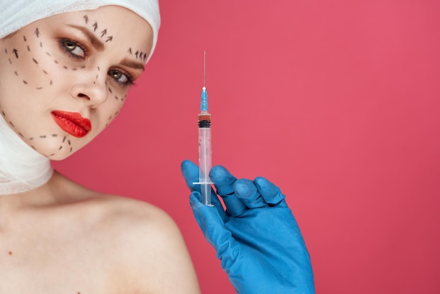 Photo close-up of doctor holding syringe against yellow background