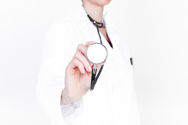 Foto primo piano dello stetoscopio della holding della mano di un medico