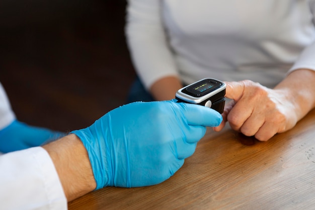 Photo close-up doctor using medical device