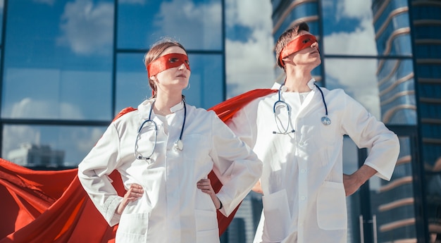 Avvicinamento. i medici sono supereroi in piedi su una strada cittadina. foto con copia-spazio.