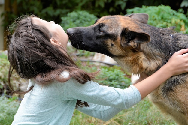 犬にキスする女の子のクローズアップ