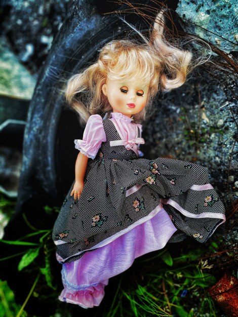 Photo close-up of doll on rock