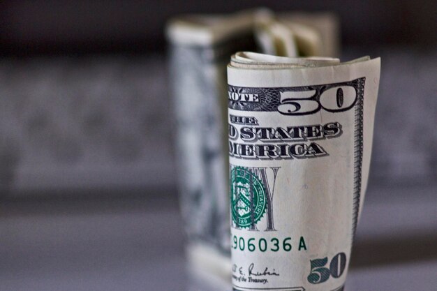 Photo close-up of dollars on table