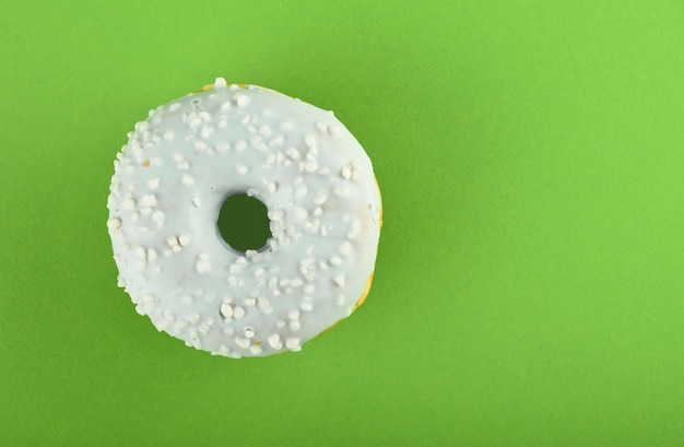 Photo close-up of donut on green background