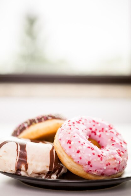 Photo close-up of donut on table