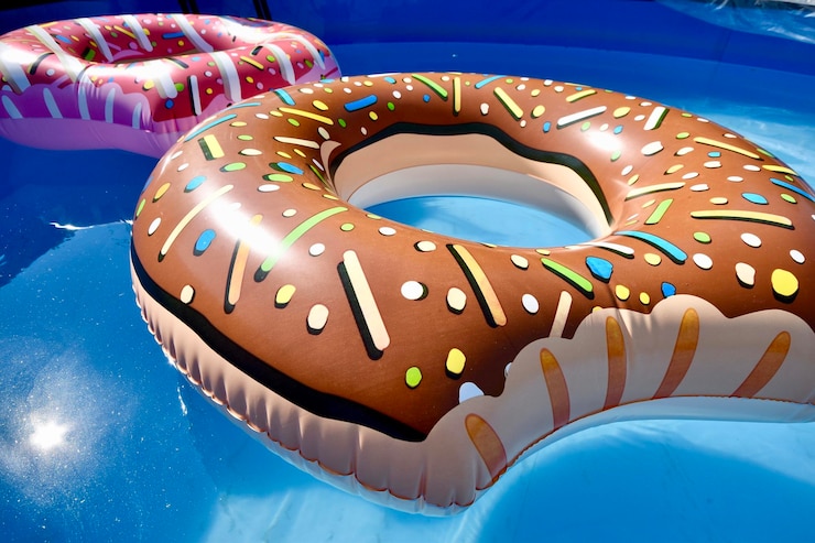 Photo close-up of donut on table