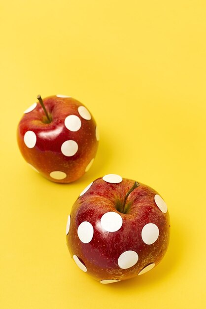 Photo close-up of donut on yellow background