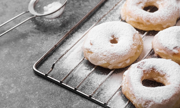 Photo close-up donuts with sugar powder