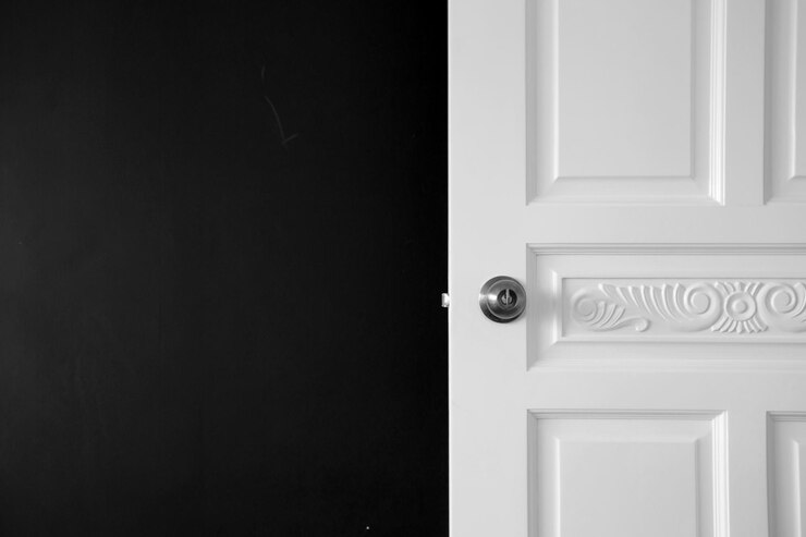 Photo close-up of door knob on white door