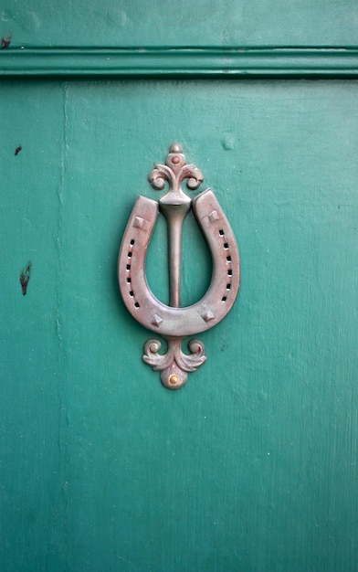 Photo close-up of door knocker