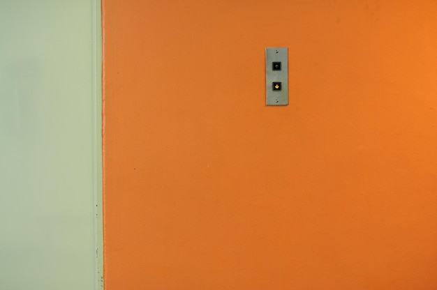 Foto close-up della porta della parete arancione