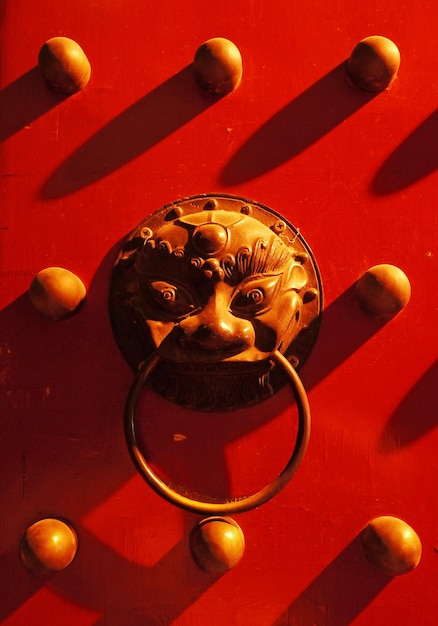 Photo close-up of doorknob on red door