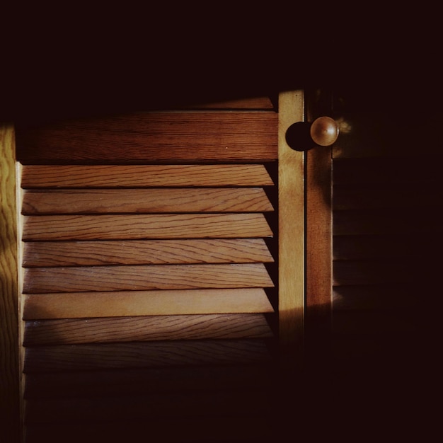Foto close-up della maniglia di una porta di legno