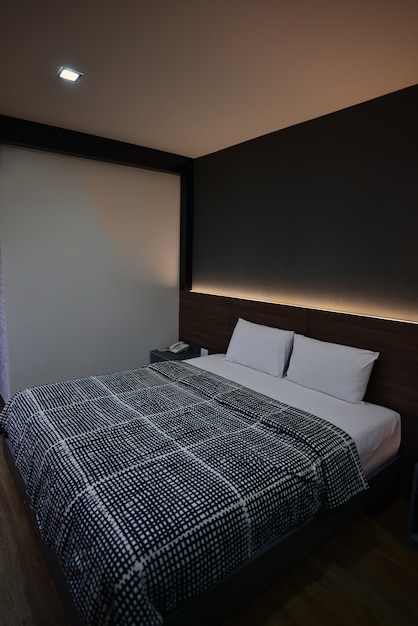 Фото Макро двуспальная кровать в спальне отеля