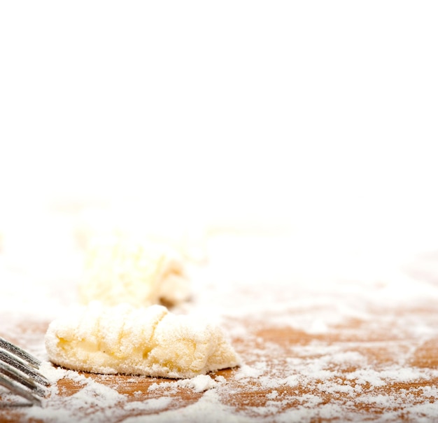 Foto close-up di pasta e forchetta su sfondo bianco