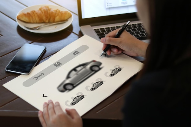 Photo close-up of drawing car on paper at table