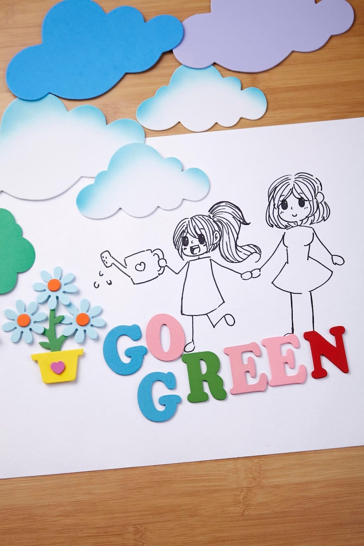 Photo 나무 테이블 위 에 있는  종이 에 그려진 그림 들 의 클로즈업