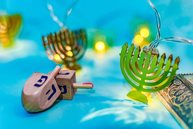 Photo close up of dreidel and menorah yellow hanukkah still life