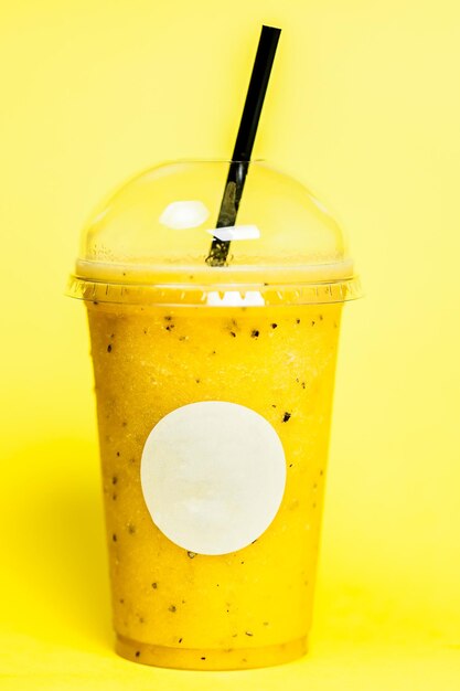 Photo close-up of drink against yellow background