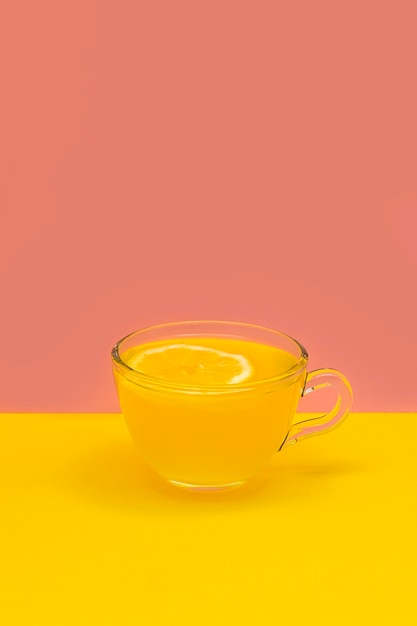 Photo close-up of drink against yellow background