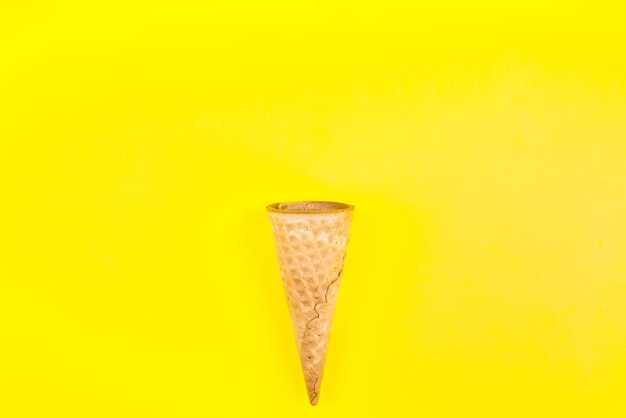 Photo close-up of drink against yellow background