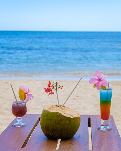 Photo close-up of drink on beach