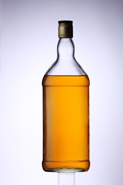 Foto close-up di una bevanda in bottiglia su sfondo bianco
