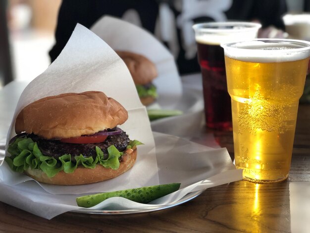 飲み物とハンバーガーをテーブルに