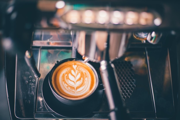 Foto close-up di una bevanda sulla macchina da caffè