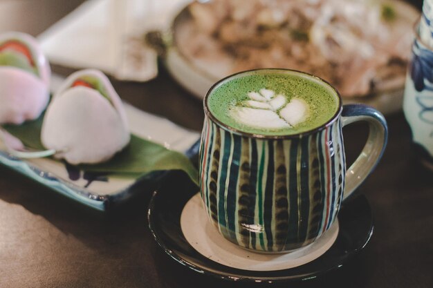 Photo close-up of drink in cup on table